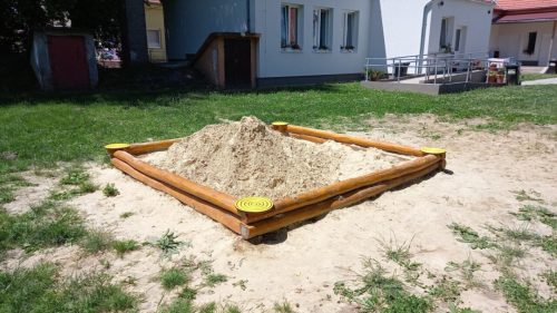 Sandy' Homokozó 2 soros 4 db asztallal 